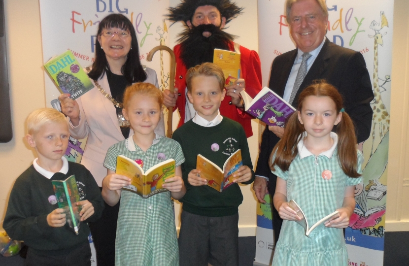 Bexley's Mayor, Cllr. Eileen Pallen, and David Evennett MP with children from Gravel Hill Primary School.